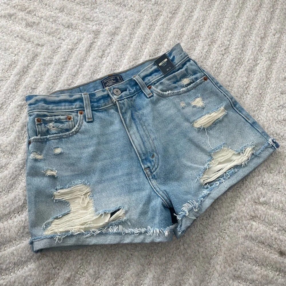 NWT! - Abercrombie & Fitch Women’s Distressed Denim Shorts - Size 2 (26) - Picture 3 of 6